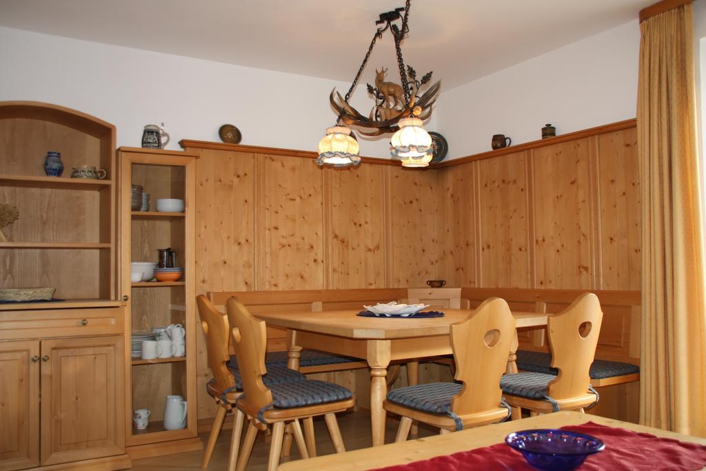 Gastehaus Veronika: Breakfast Buffet & KönigsCard Attractions Included Unterammergau Room photo